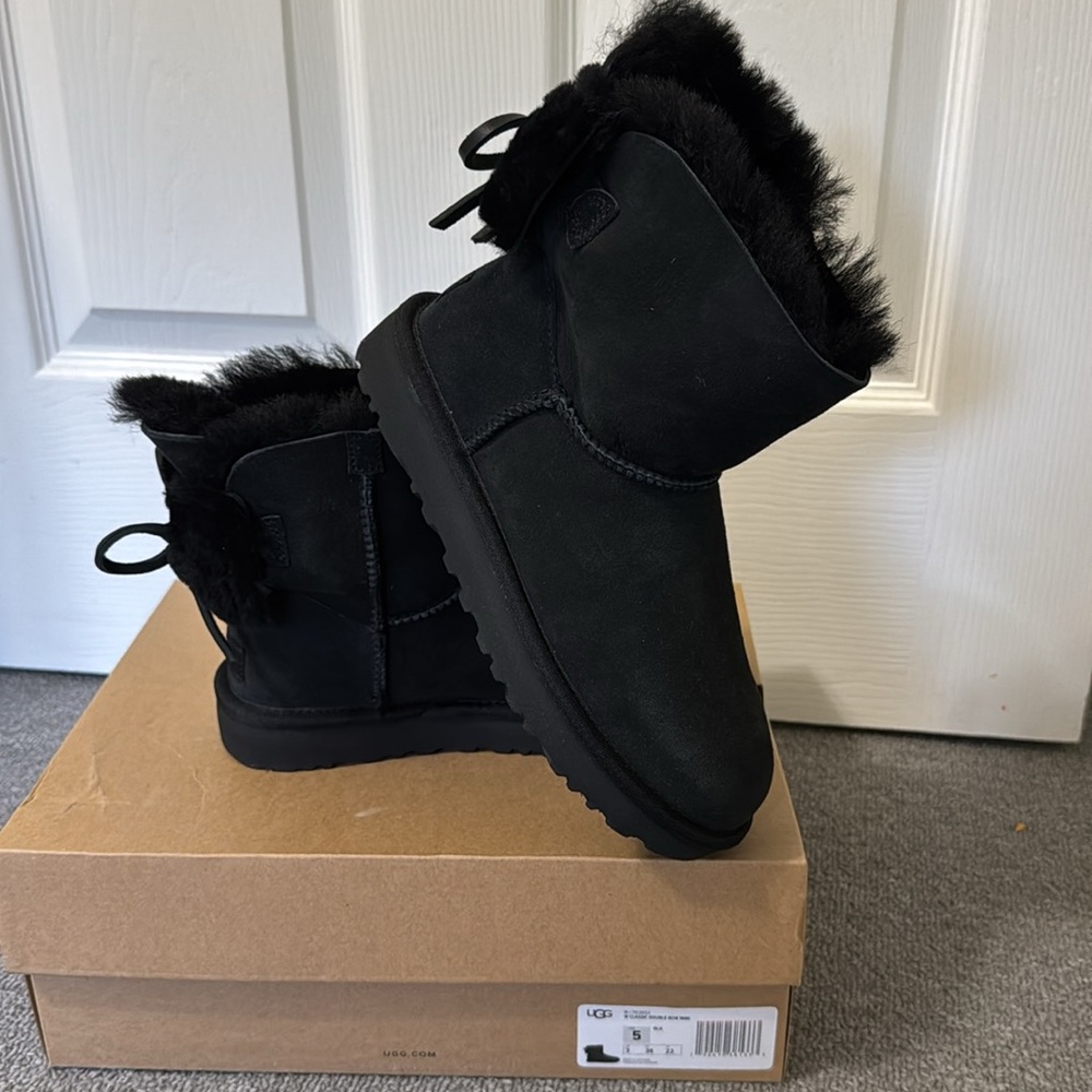Size 5 black ugg boots
